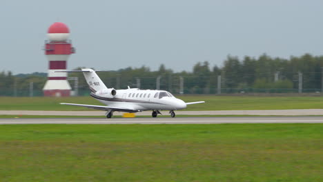 el avión de cessna citation en la pista del aeropuerto lech walesa de gdansk en polonia