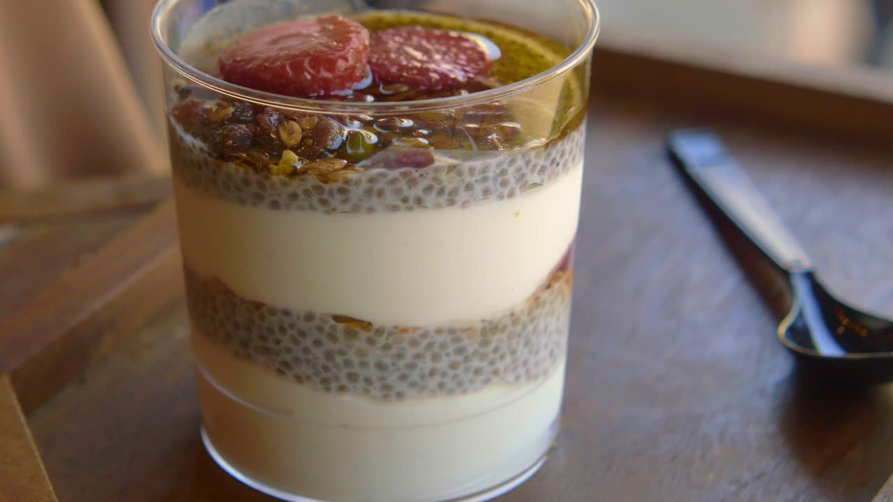 Pudding di chia con yogurt, granola, fragole e miele