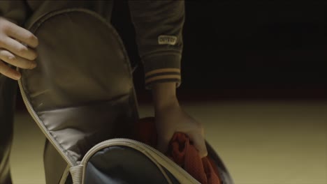 niño abriendo una mochila
