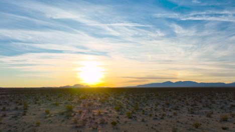 Puesta-De-Sol-Dorada-Sobre-El-Duro-Paisaje-Del-Desierto-De-Mojave---Vista-Aérea-Deslizante