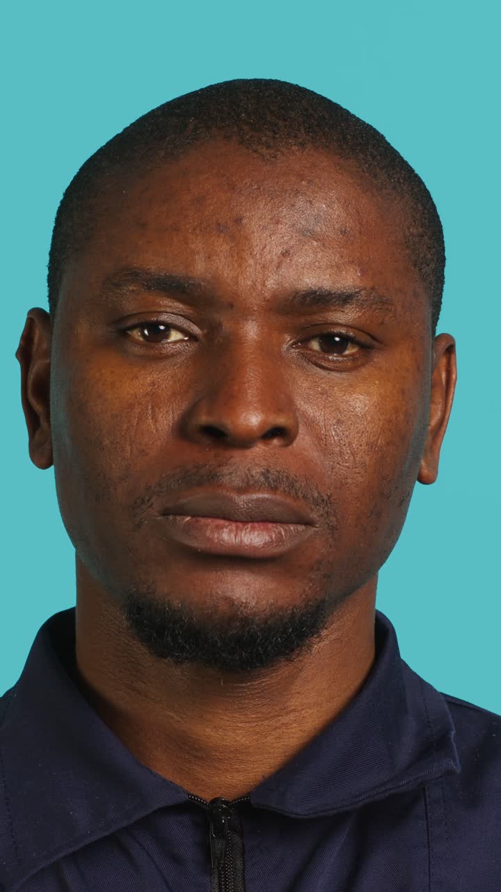 Primo piano di un uomo afroamericano che sorride e ammicca