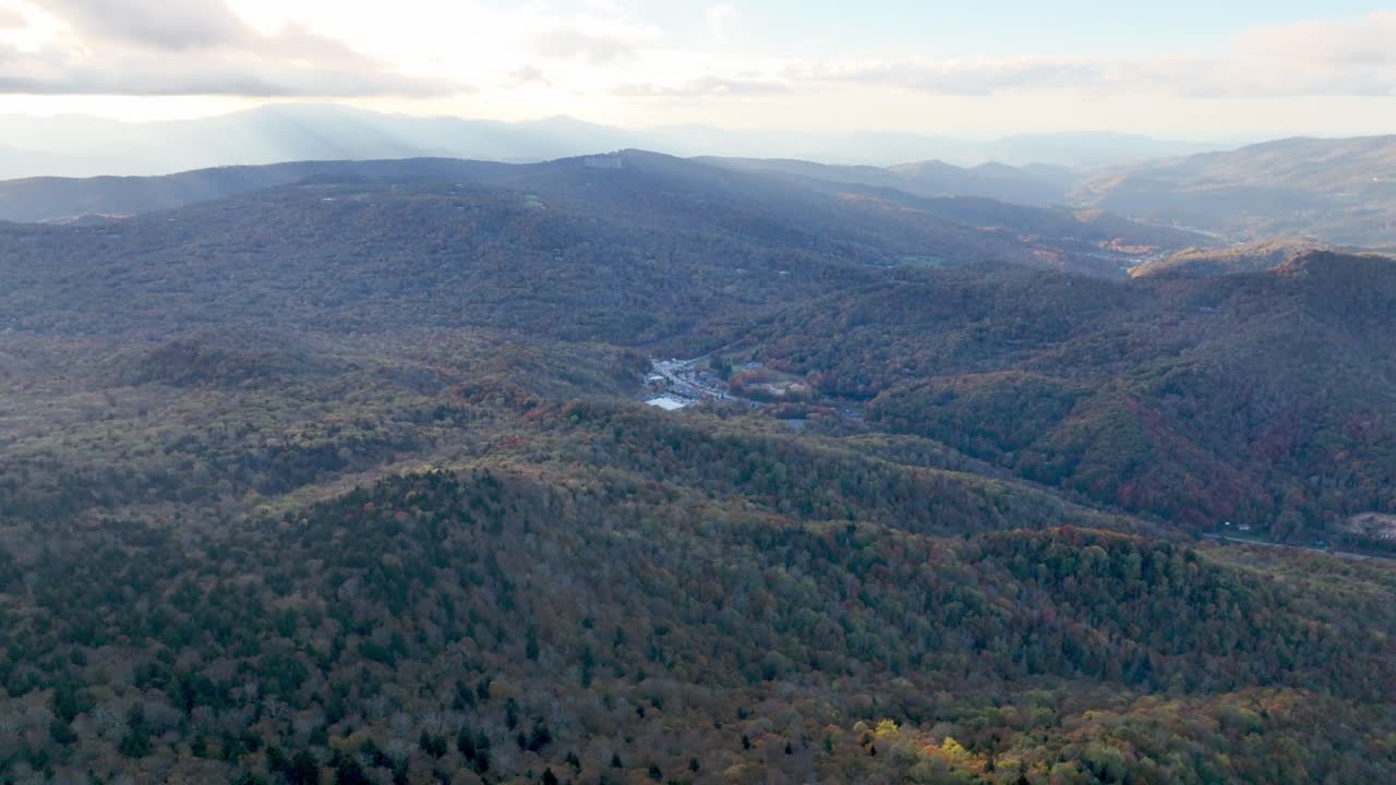 banner elk nc, área de carolina del norte a través de las nubes aérea