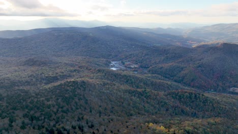 banner elk nc, área de carolina del norte a través de las nubes aérea