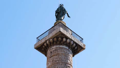 Estatua-De-Bronce-De-San-Pablo-En-La-Parte-Superior-De-La-Columna-De-Marco-Aurelio-En-Roma,-Italia