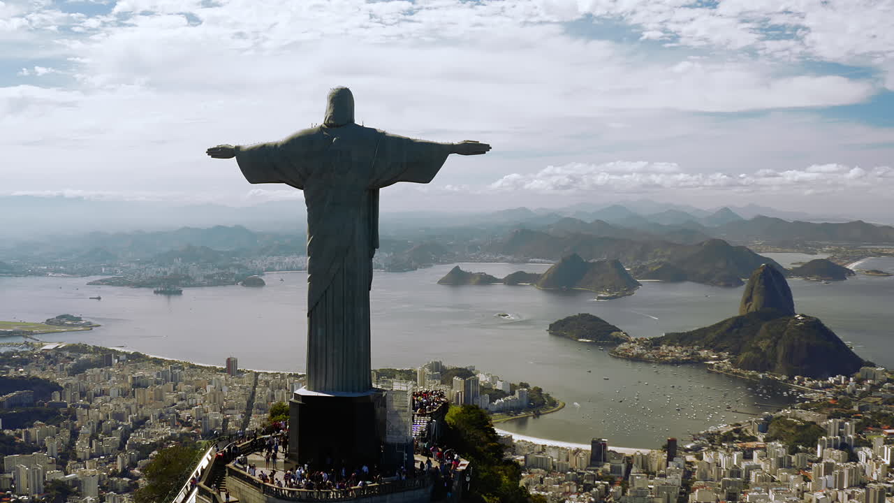 estátua do cristo redentor no morro do corcovado revelando a cidade do rio de janeiro