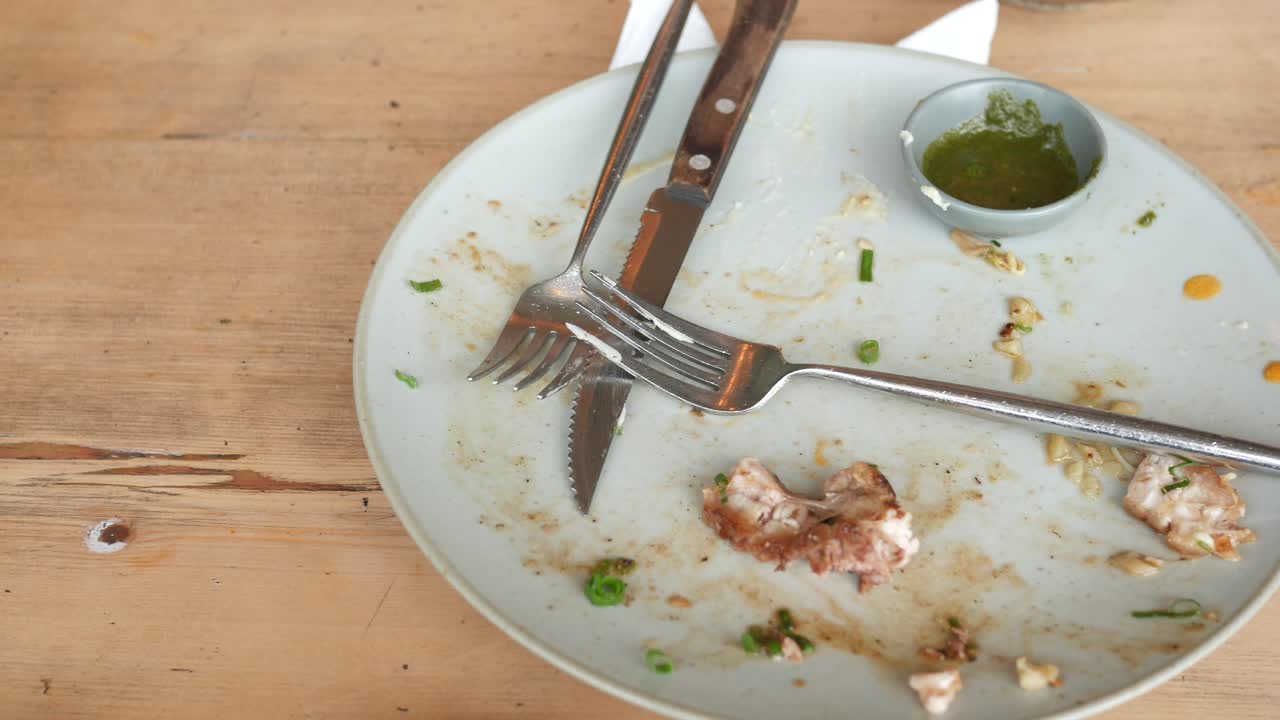 plato vacío después de comer en la mesa,