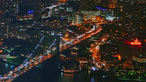 el puente de brooklyn por la noche desde arriba.
