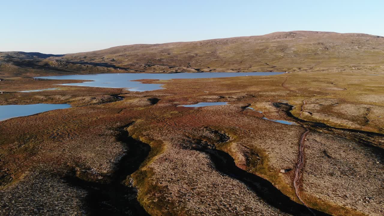 Filmato drone con zoom out di formazioni geologiche risalenti all'ultima era glaciale nella Norvegia meridionale