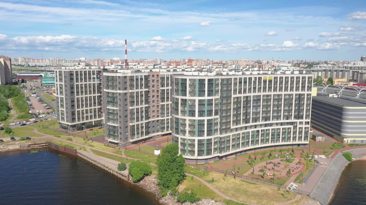 러시아 상트페테르부르크에 있는 핀란드 만 서쪽 고속 직경 옆에 있는 주거용 건물 단지의 공중 무인 항공기 철수 샷