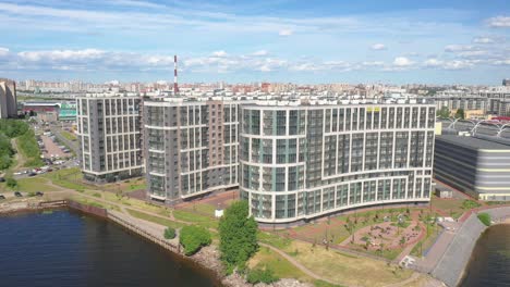 toma aérea de drones de un complejo de edificios residenciales junto al diámetro occidental de alta velocidad, golfo de finlandia en san petersburgo, rusia