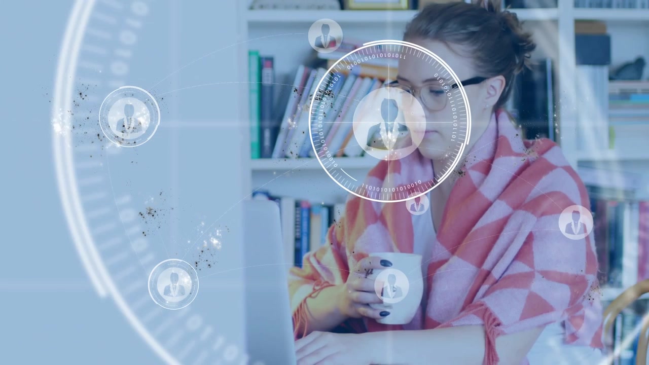 Donna che lavora al laptop, con anelli HUD e icone che si attivano e si espandono, avvolgendola per il lavoro da remoto.