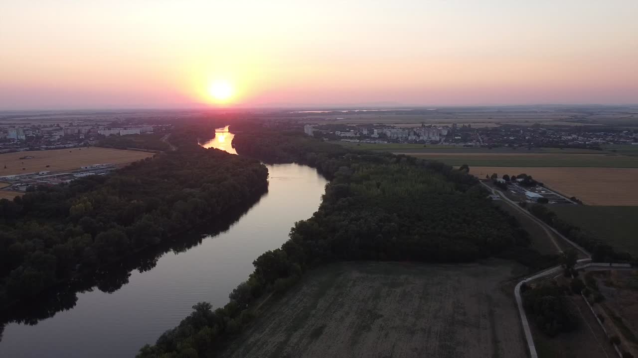 생생한 일몰을 향해 농업 풍경을 통해 강 뱀