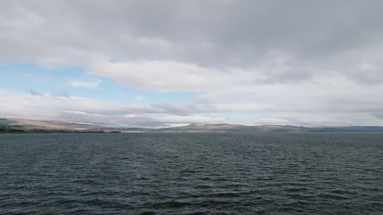 Portkil, Scozia, in una giornata ventosa sul fiume Clyde, avvicinamento lento e dal basso