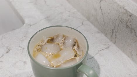 냉정 한 컵 에 차가운 커피 를 여