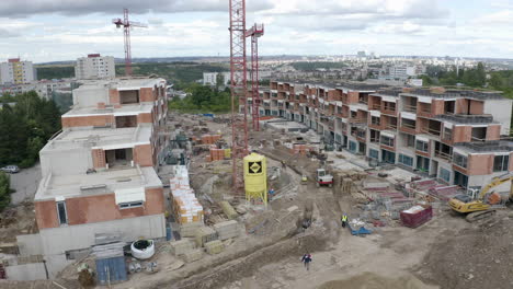 grúas y material de construcción en un sitio de construcción de apartamentos, ciudad