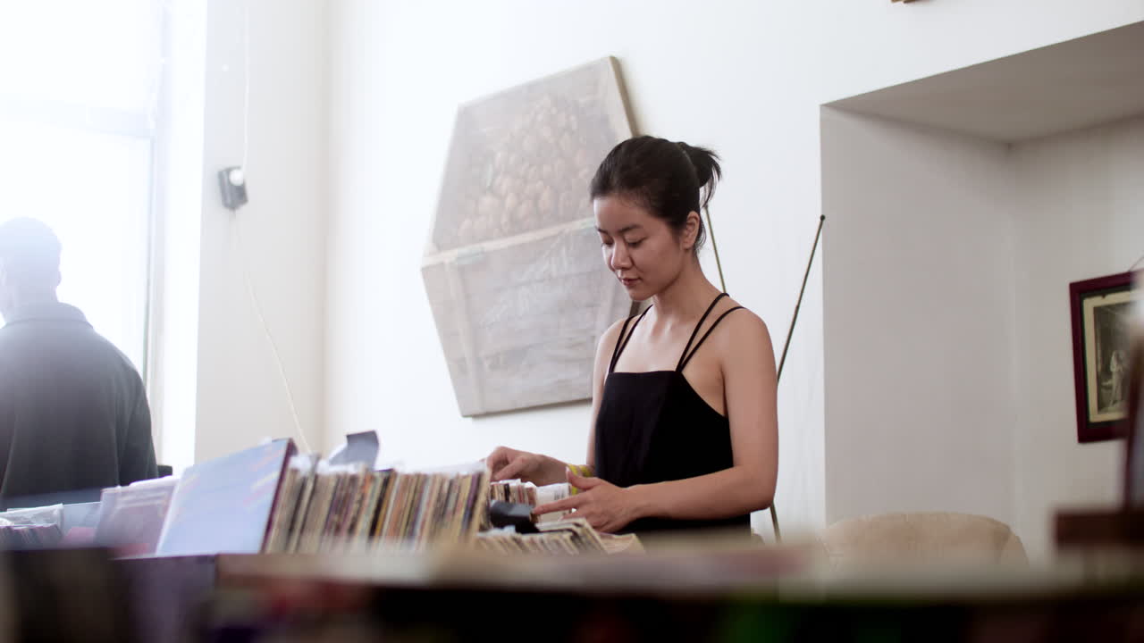 mujer asiática en una tienda de música