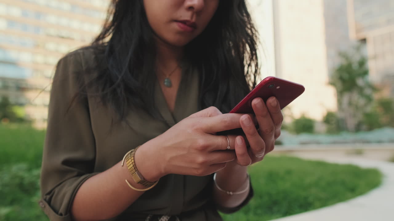 Donna che utilizza smartphone all'aperto