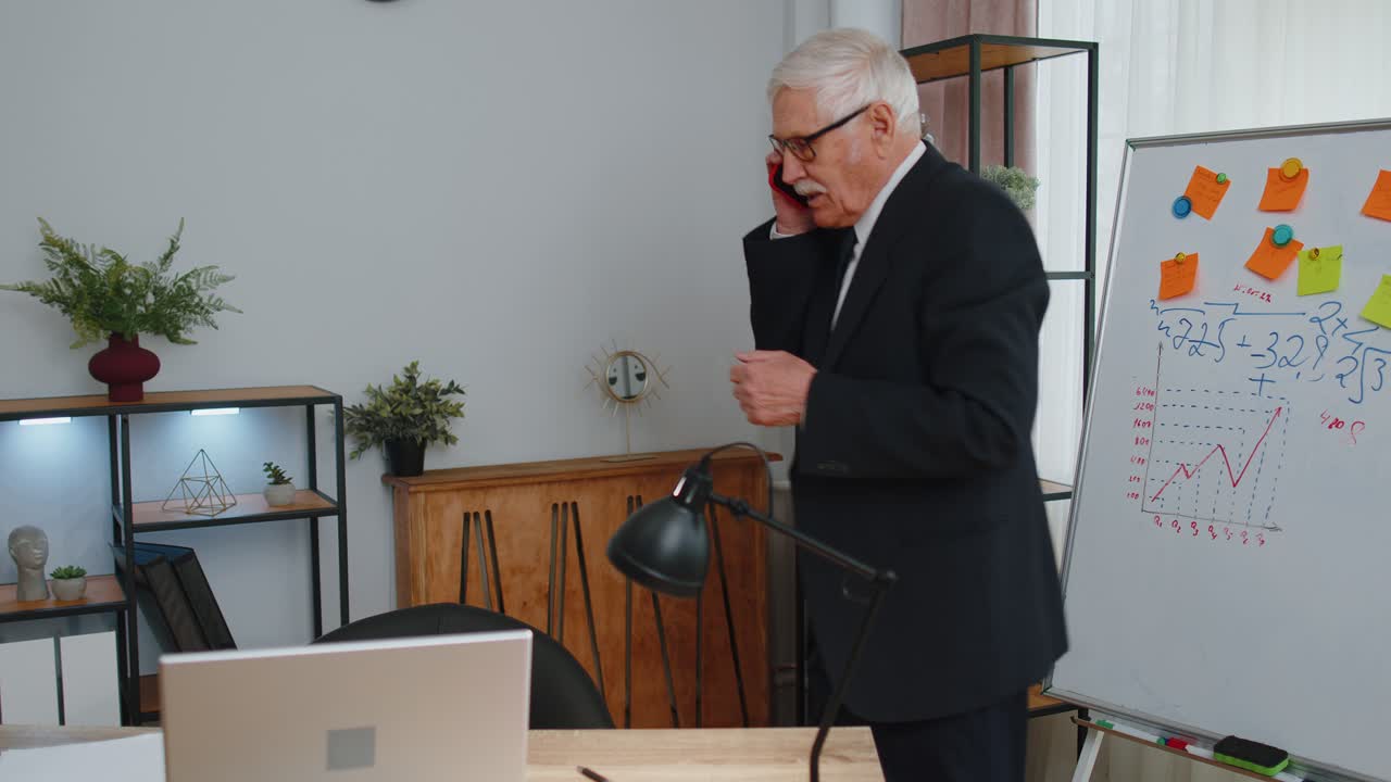 hombre de negocios enojado haciendo una llamada telefónica en la oficina trabajo molesto jefe hablando mobile pelea