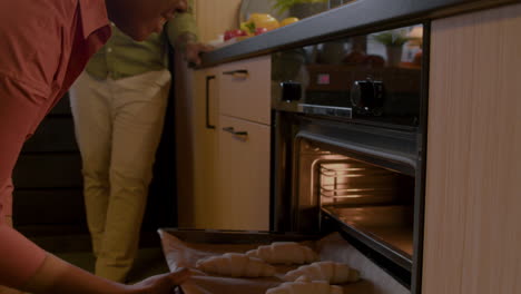 una pareja afroamericana en la cocina.