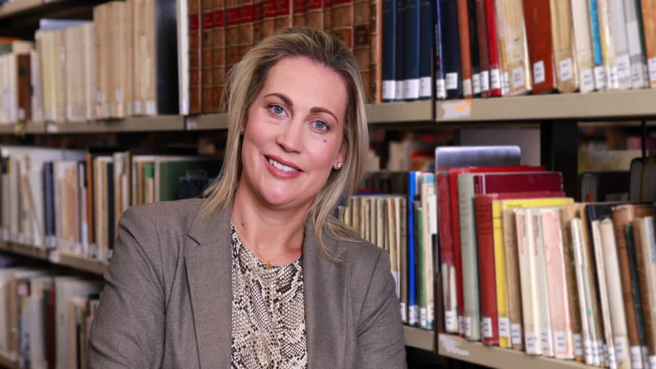 bibliotecario sonriendo a la cámara