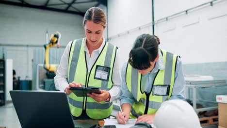 mujeres ingenieras colaborando en una fábrica