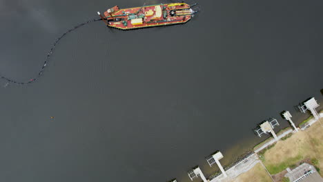 fotografía de drones del dragado que se lleva a cabo en la vía fluvial intercostal, fotografía aérea en ángulo hacia abajo