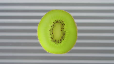 Un-Trozo-De-Kiwi-Cae-Y-Salpica