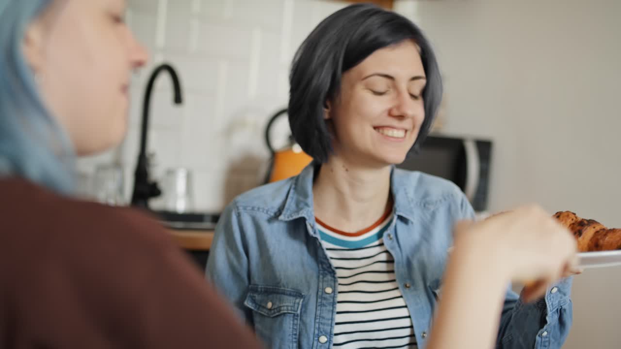 video de mano de mujeres felices durante el desayuno.