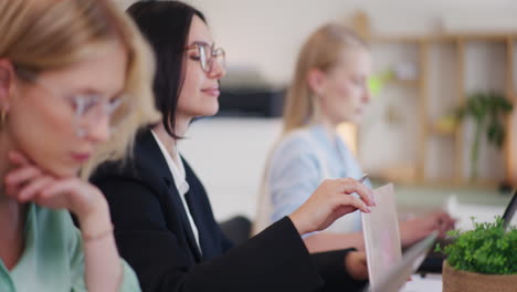 líder de equipo confiado en busca de inspiración