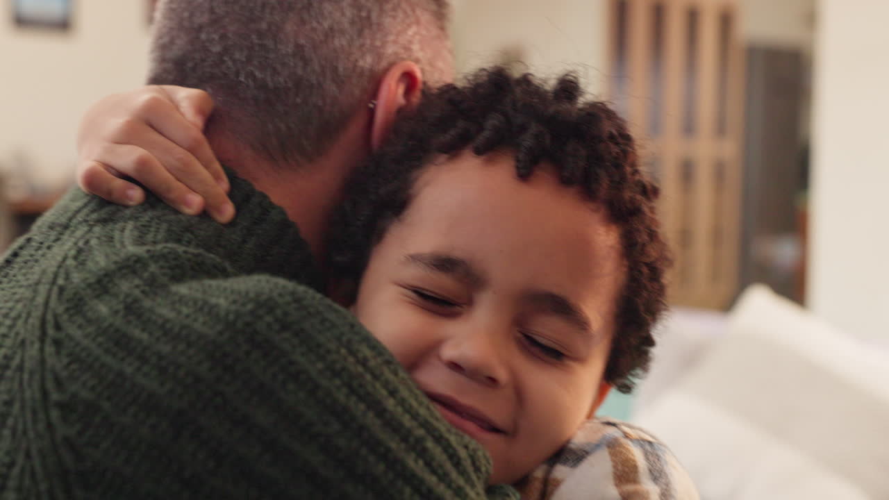 padre y hijo abrazándose