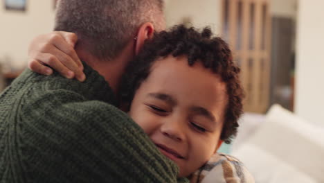padre y hijo abrazándose