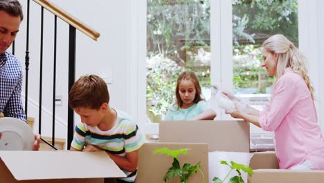 familia desempaquetando cajas mudándose de casa