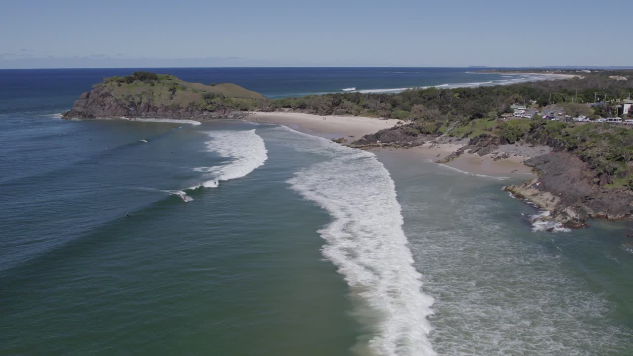 olas de mar en la playa de cabarita con costa rocosa y promontorio en nueva gales del sur, australia
