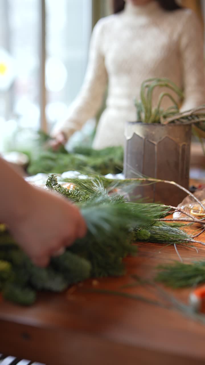 haciendo una corona de navidad