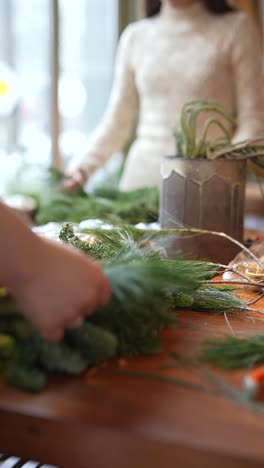 haciendo una corona de navidad