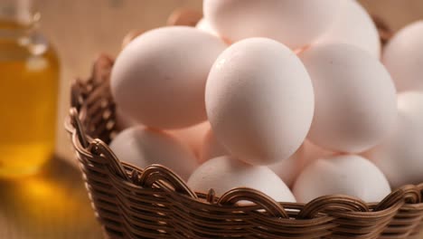huevos frescos en una canasta