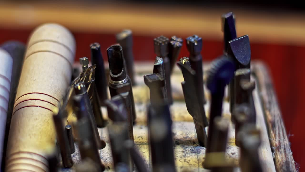 Punte da trapano per macchine perforatrici, primo piano macro che rivela punte ad alta precisione. Varietà di teste da trapano di qualità.