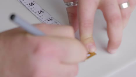cerrar las manos marcando la distancia en papel blanco