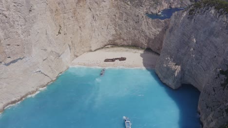 antena - naufragio disparo general en zakynthos, grecia - volando hacia atrás y alto