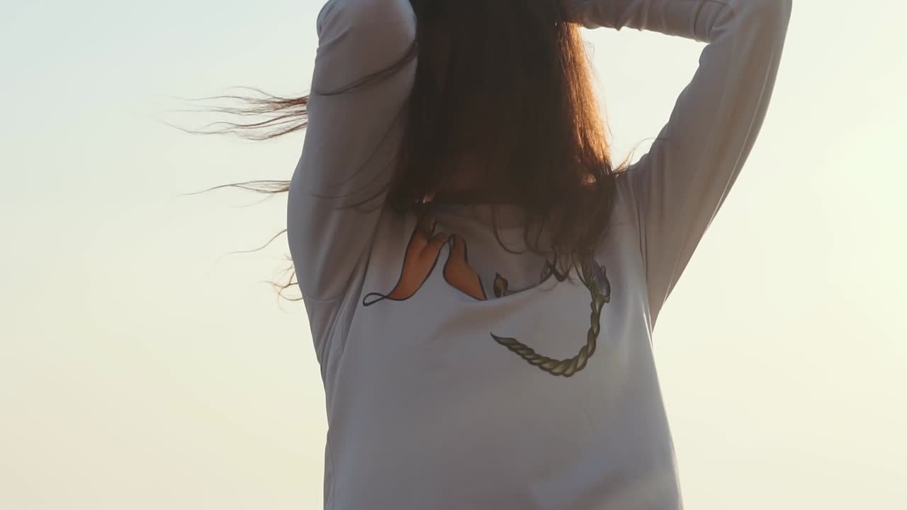 해가 지는 것을 즐기는 여자