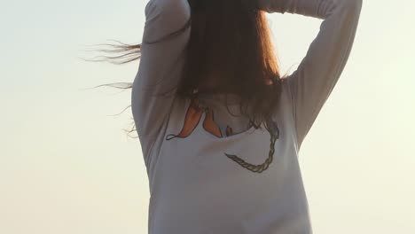 una mujer disfrutando de la puesta de sol.