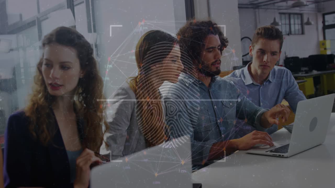 animación de escáner de huellas dactilares sobre diversos colegas usando portátil y discutiendo en la oficina.