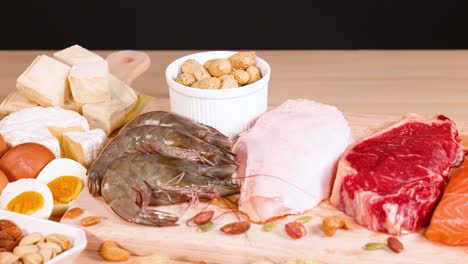 variedad de carnes, nueces y mariscos en la mesa