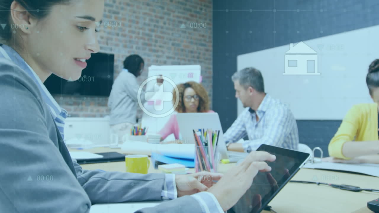 animación del procesamiento de datos financieros sobre una mujer de negocios caucásica que usa una tableta