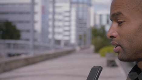 hombre afroamericano confiado hablando por teléfono