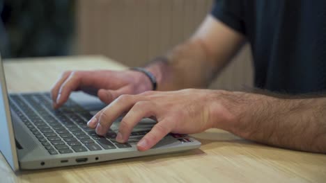 Junger-Geschäftsmann,-Professioneller-Benutzerarbeiter,-Der-Zu-Hause-Im-Büro-Oder-Im-Café-Schreibtisch-Auf-Der-Laptop-notebook-tastatur-Tippt