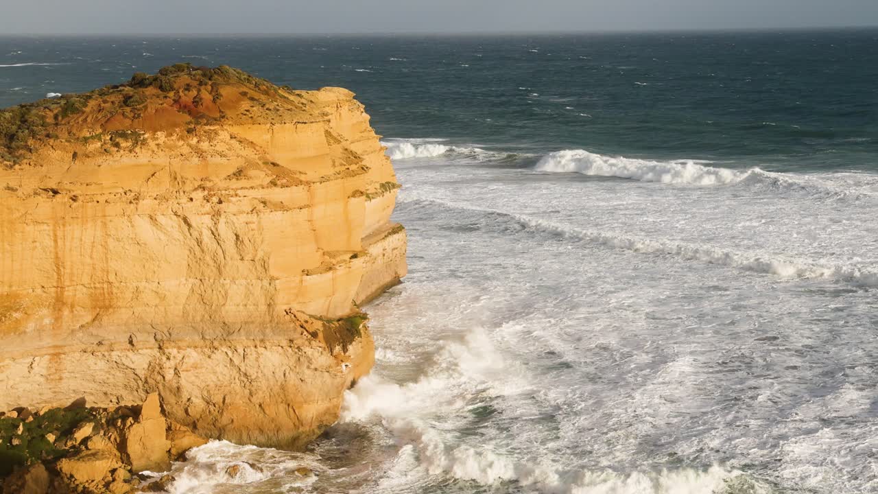 costa rocosa con fuertes olas