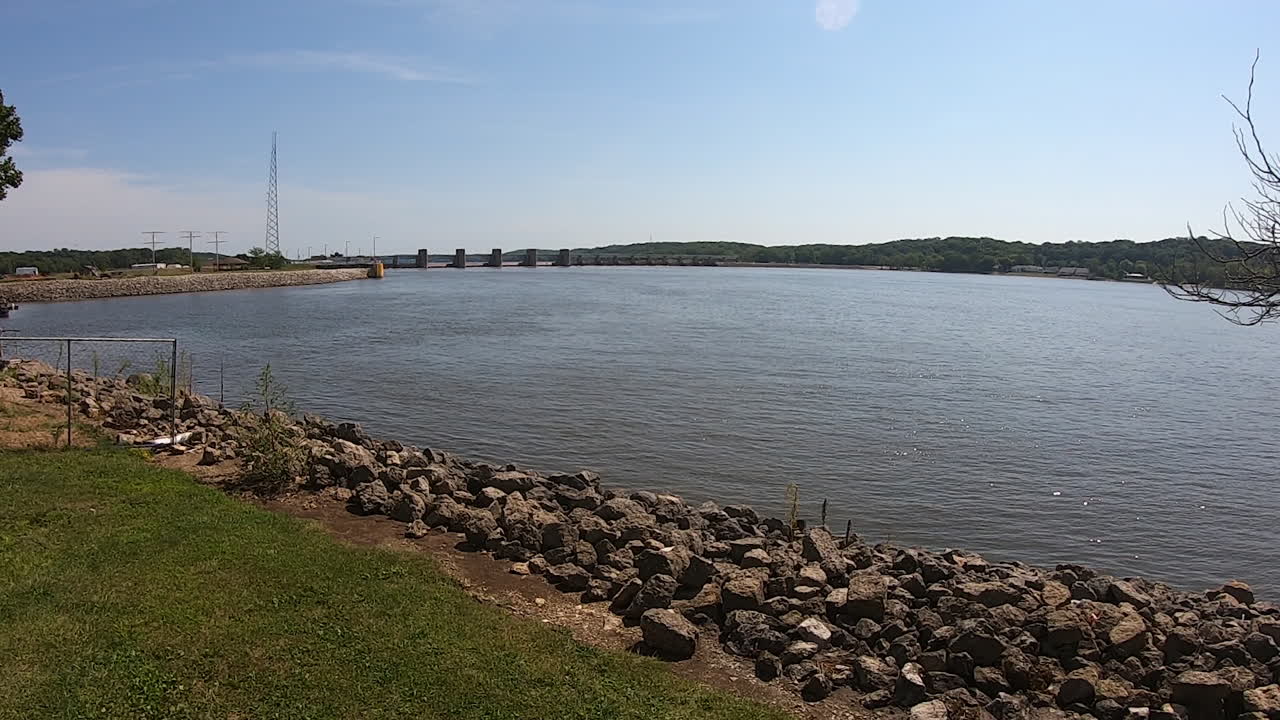 자물쇠와 댐의 아름다운 광각 보기