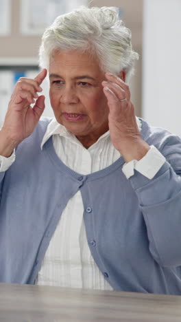 una mujer mayor hablando con un médico en un consultorio médico.