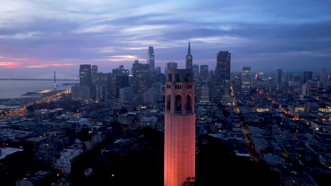 Vista aerea di San Francisco e della Coit Tower rossa
